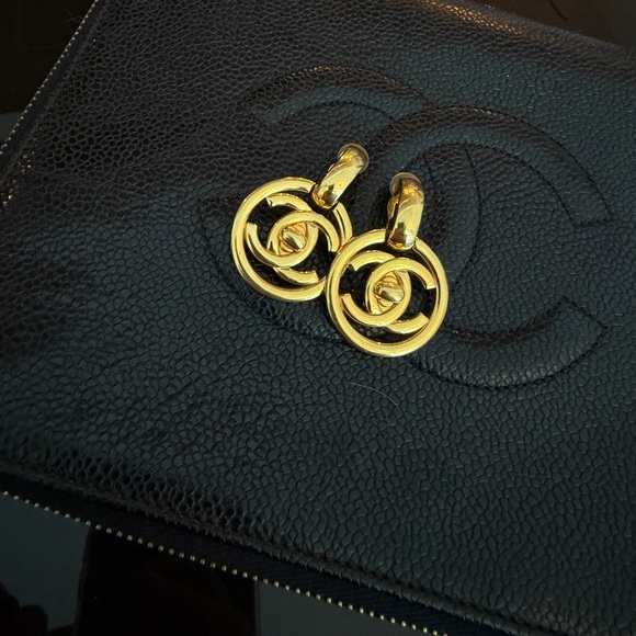 LOT 1728 24K gold plated CHANEL vintage turn lock dangle clip on earrings - Picture 8 of 9